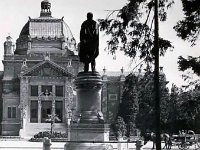 Spomenik Petru Preradoviću postavljen je 1894. preko puta Umjetničkog paviljona, kao dar Stjepana Miletića